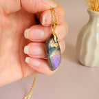 Pendentif en labradorite violet et orange 3,2 cm bélière dorée