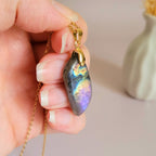 Pendentif en labradorite violet et orange 3,2 cm bélière dorée