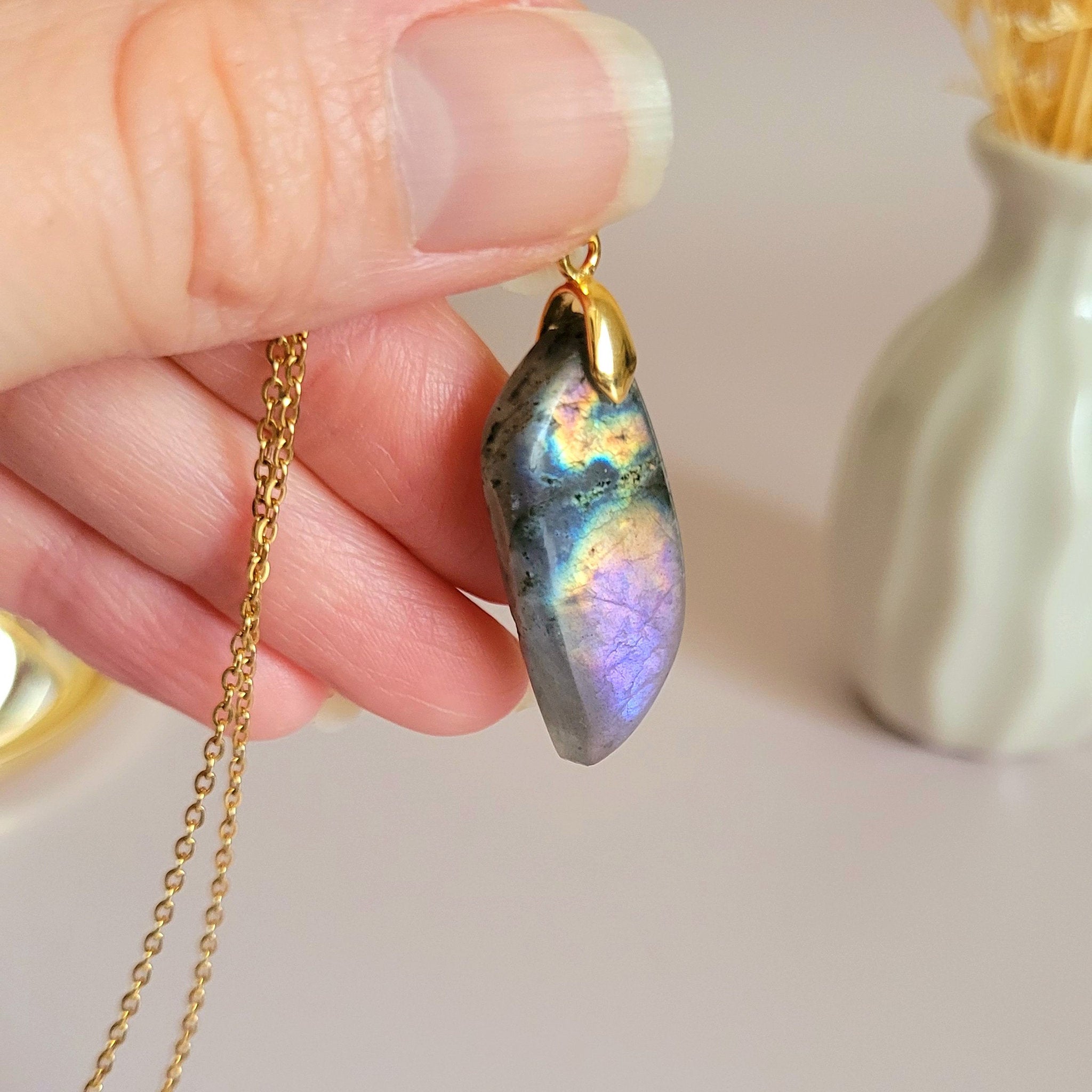 Pendentif en labradorite violet et orange 3,2 cm bélière dorée