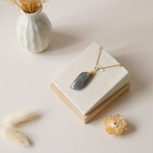 Pendentif en labradorite violet et orange 3,2 cm bélière dorée