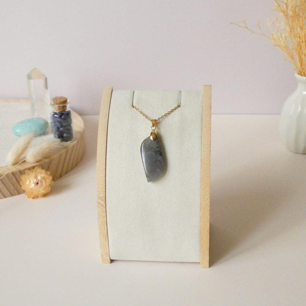 Pendentif en labradorite violet et orange 3,2 cm bélière dorée