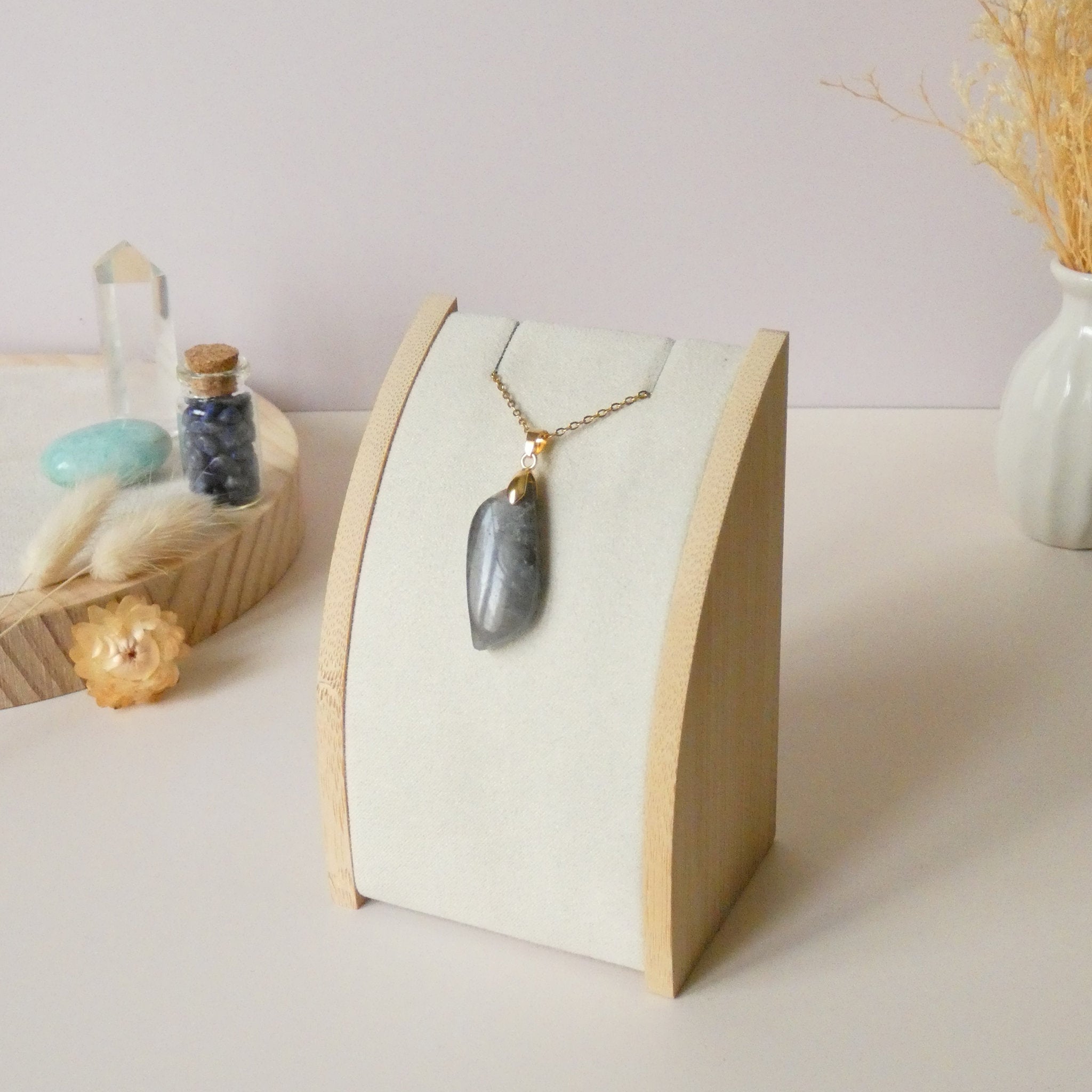 Pendentif en labradorite violet et orange 3,2 cm bélière dorée