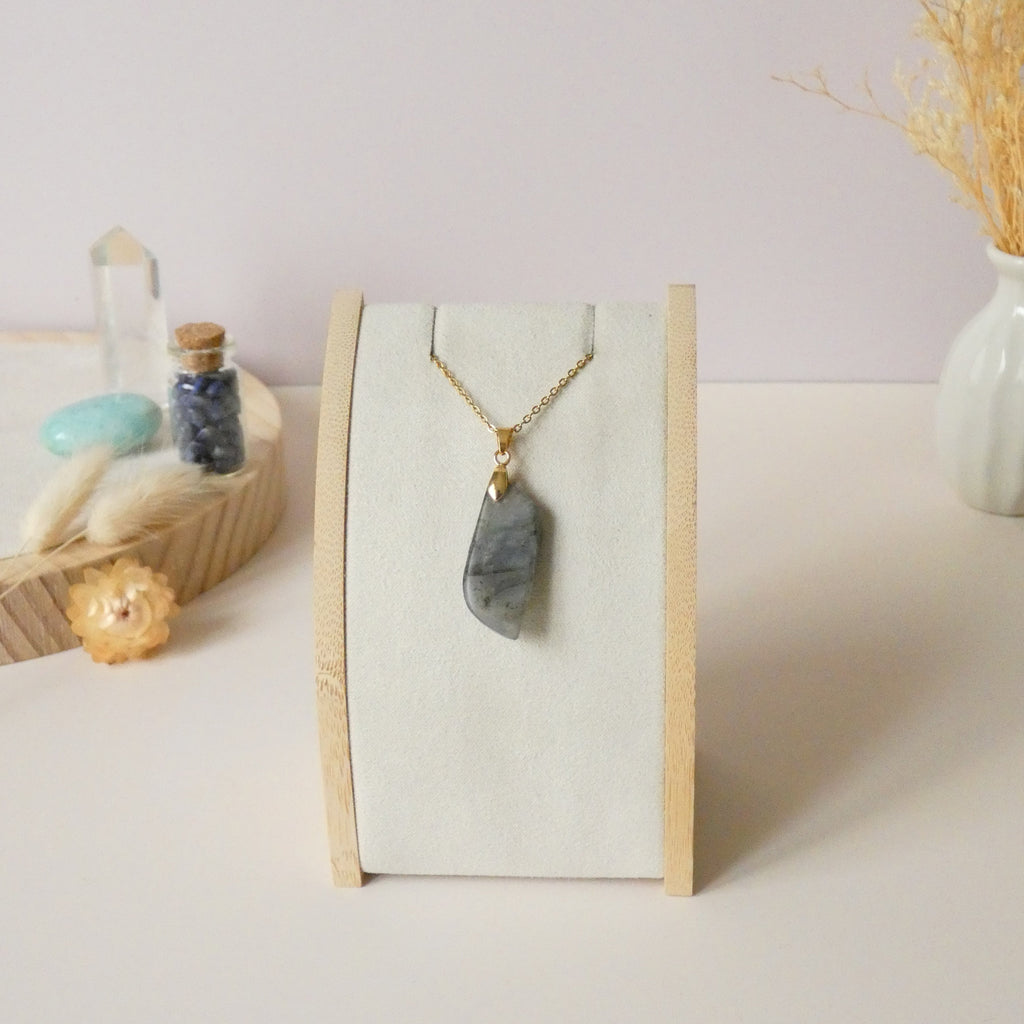 Pendentif en labradorite violet et orange 3,2 cm bélière dorée