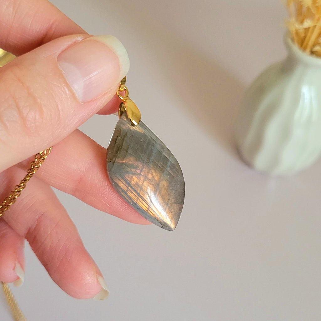 Pendentif en labradorite orange 3,3 cm bélière dorée