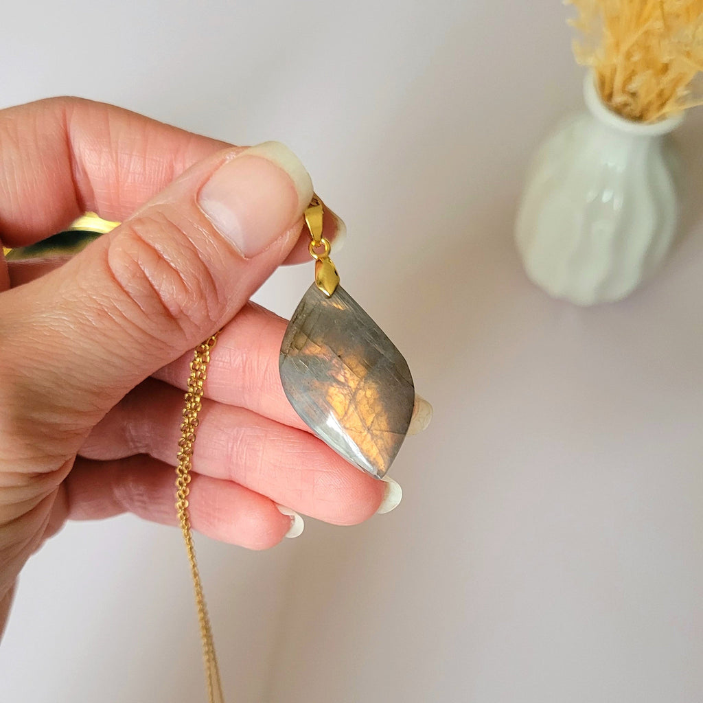 Pendentif en labradorite orange 3,3 cm bélière dorée
