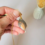 Pendentif en labradorite orange 3,3 cm bélière dorée