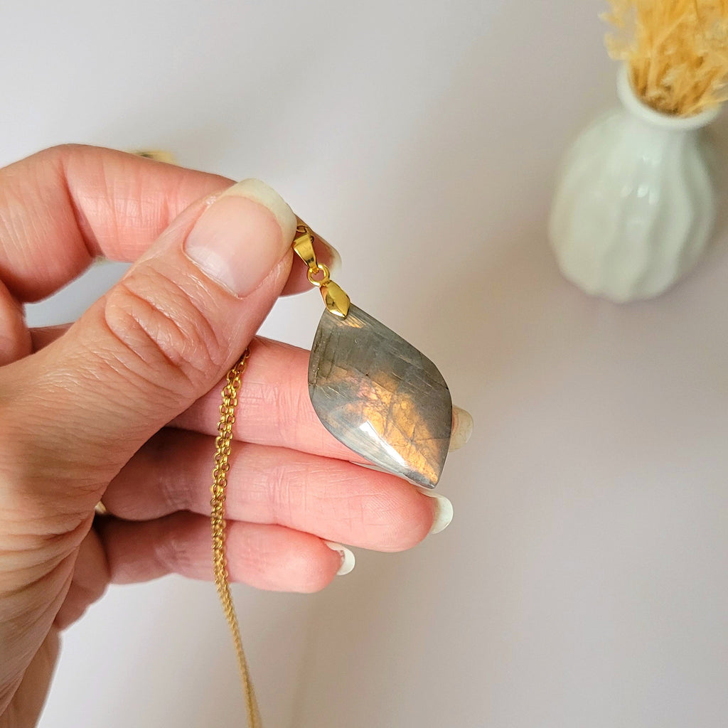 Pendentif en labradorite orange 3,3 cm bélière dorée