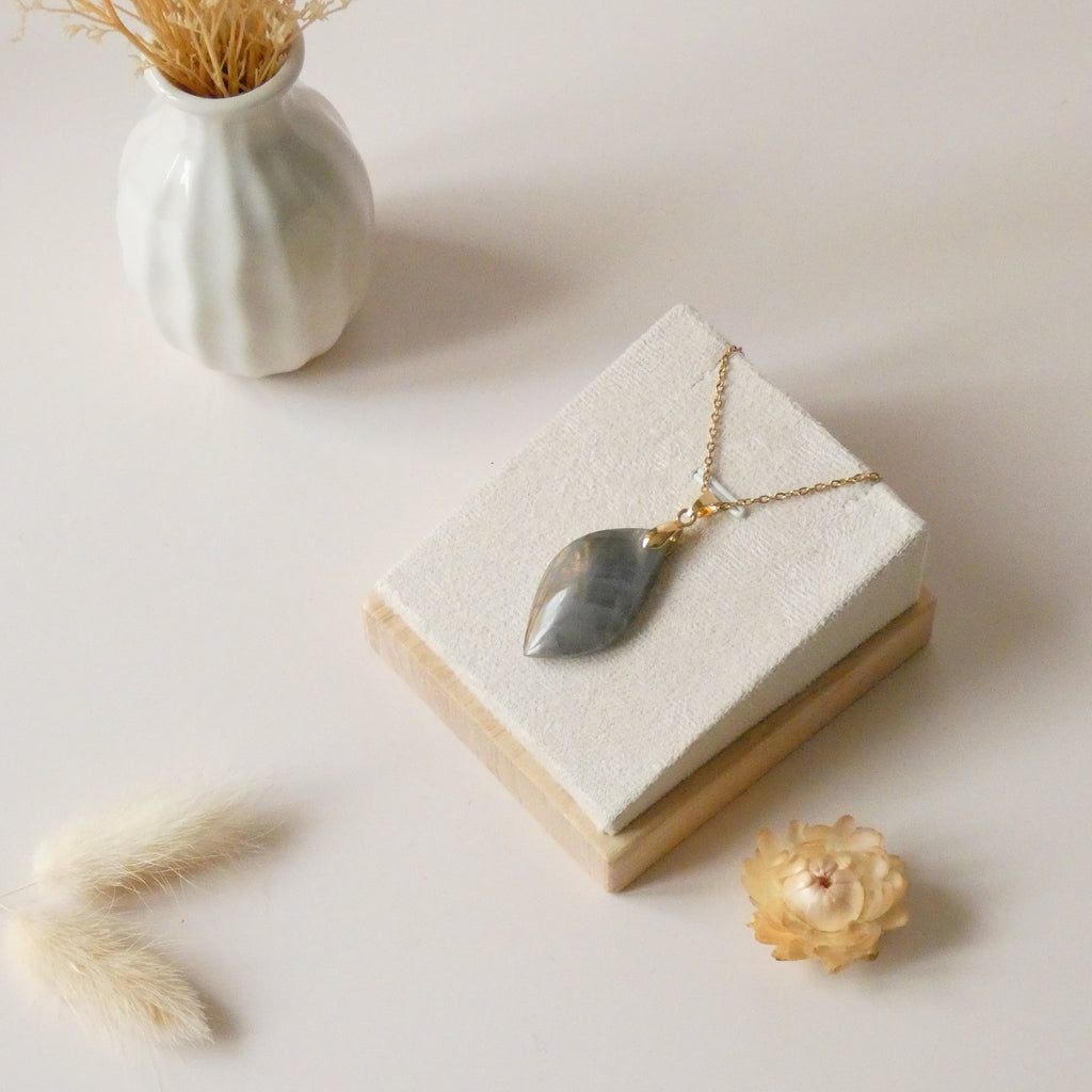 Pendentif en labradorite orange 3,3 cm bélière dorée