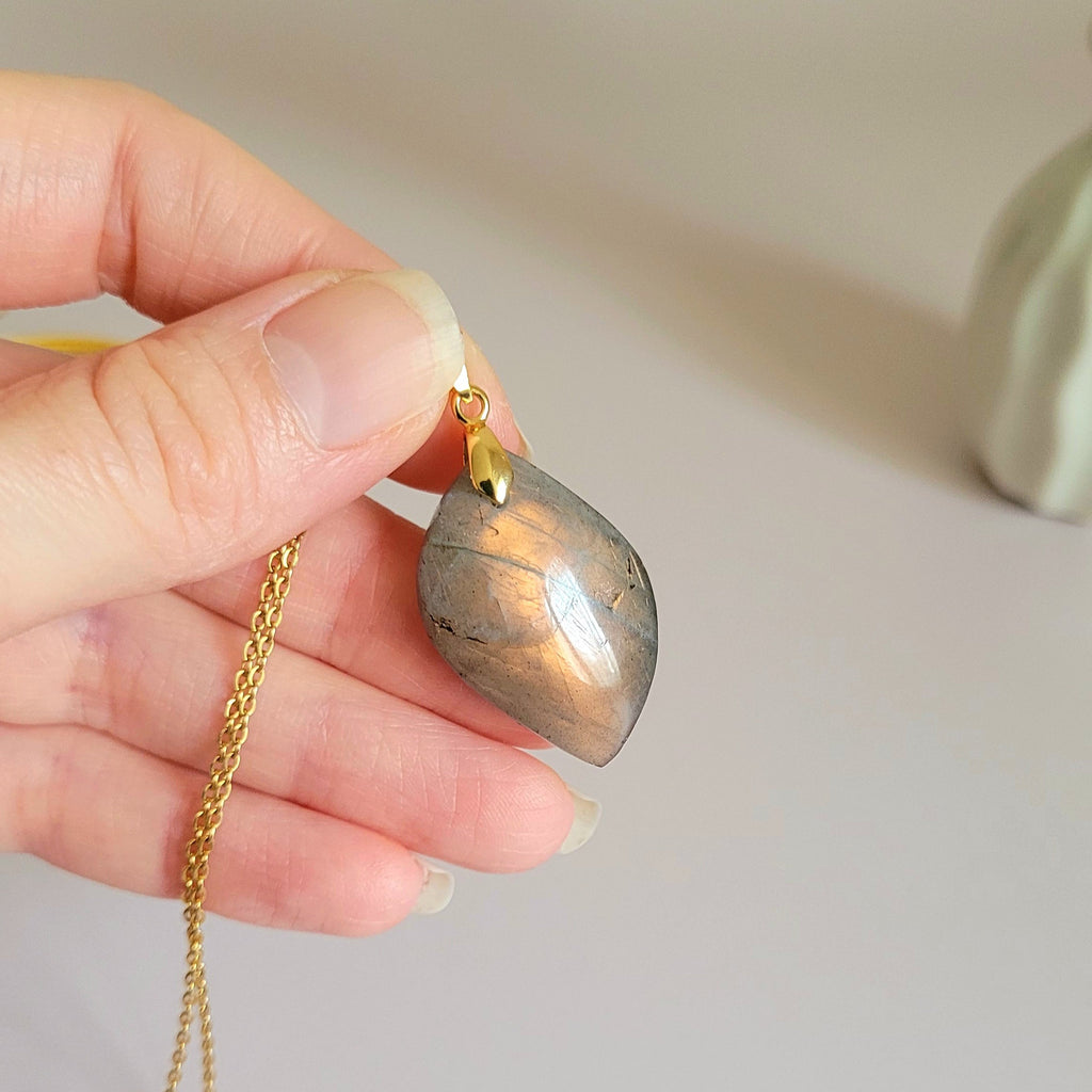Pendentif en labradorite orange 3,1 cm bélière dorée