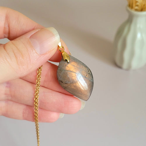 Pendentif en labradorite orange 3,1 cm bélière dorée