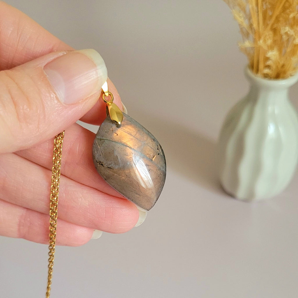 Pendentif en labradorite orange 3,1 cm bélière dorée