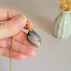 Pendentif en labradorite violet orange 2,9 cm bélière dorée