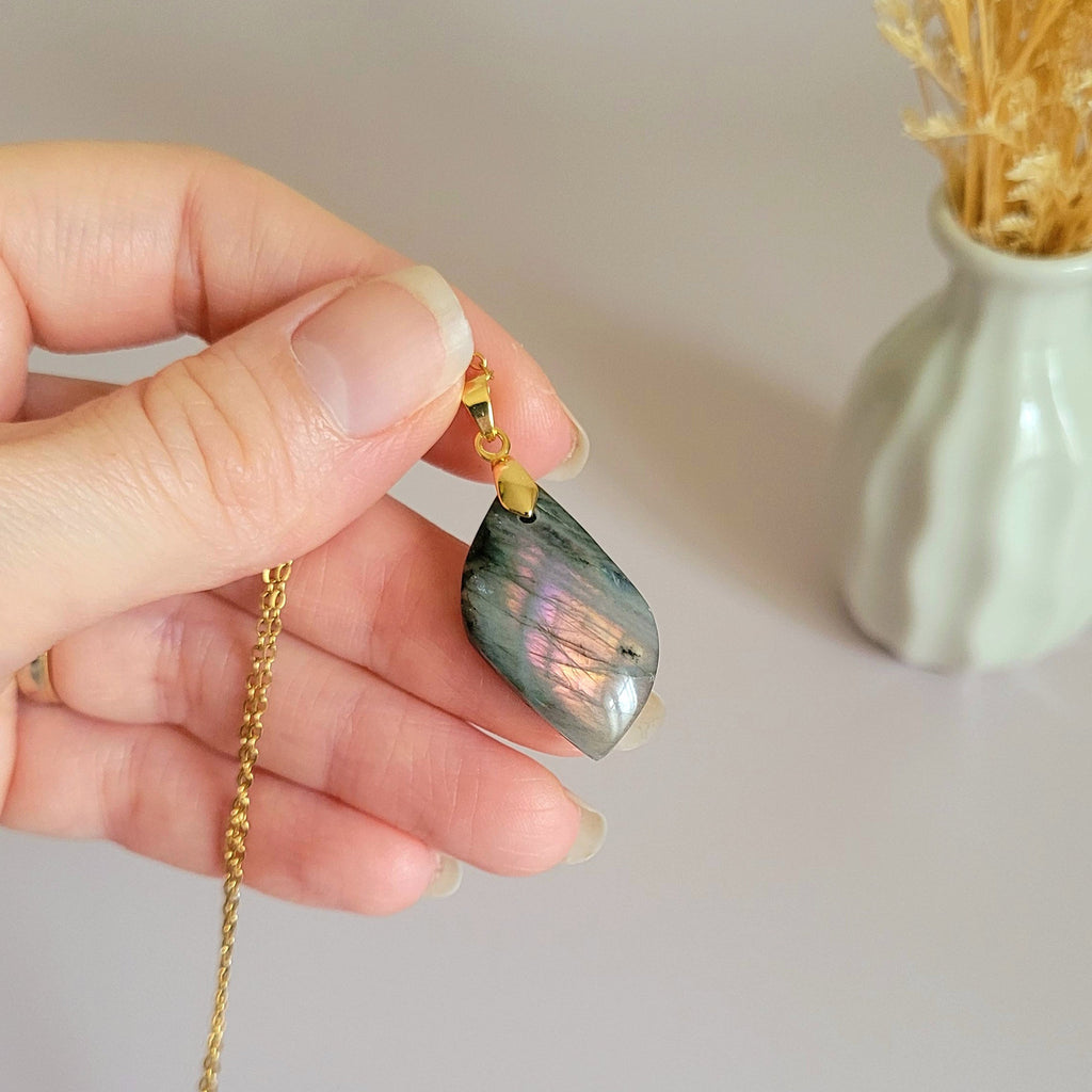 Pendentif en labradorite violet orange 2,9 cm bélière dorée
