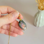 Pendentif en labradorite violet orange 2,9 cm bélière dorée