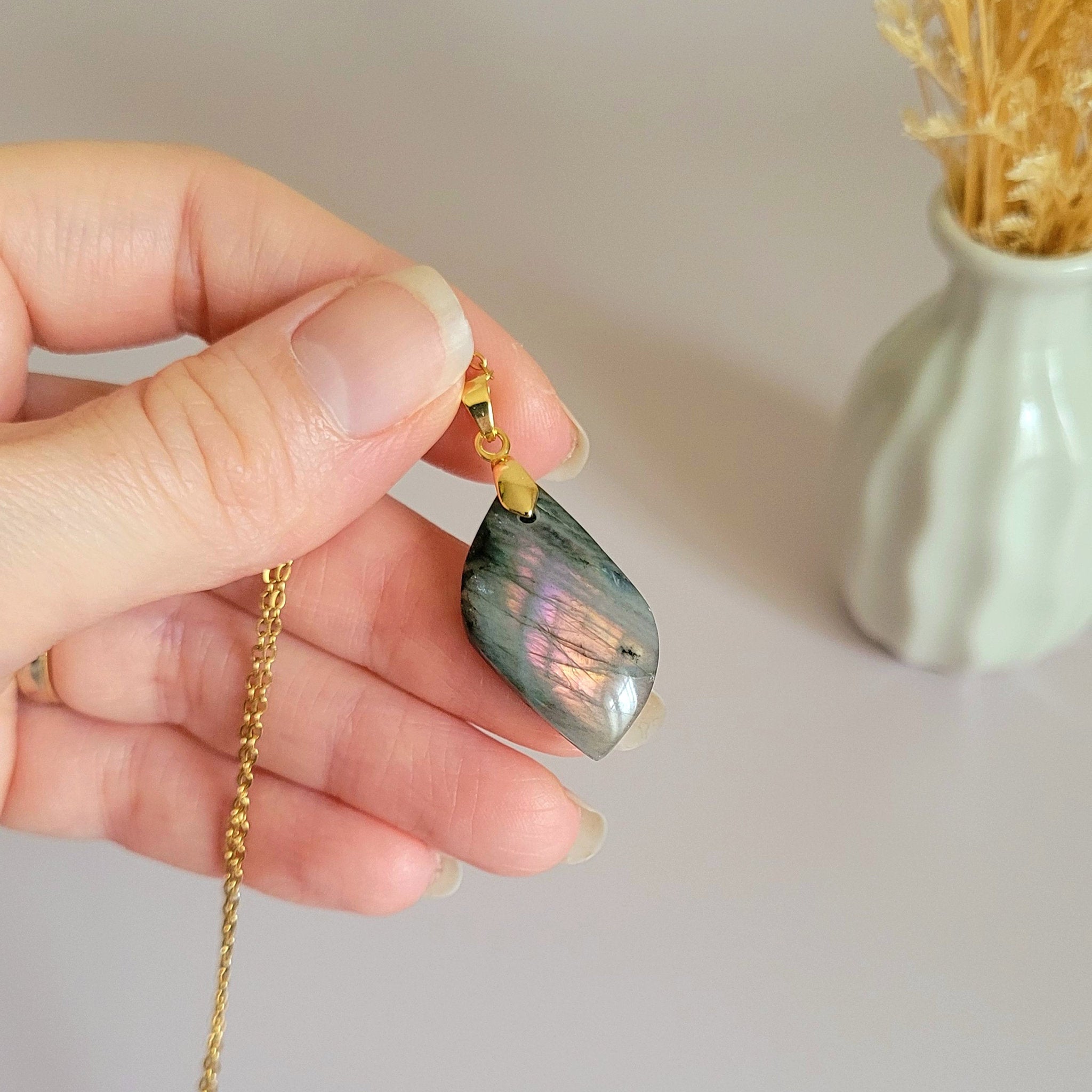 Pendentif en labradorite violet orange 2,9 cm bélière dorée