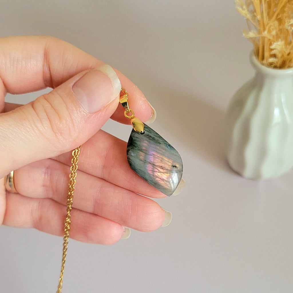 Pendentif en labradorite violet orange 2,9 cm bélière dorée