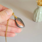 Pendentif en labradorite orange rose 3 cm bélière dorée