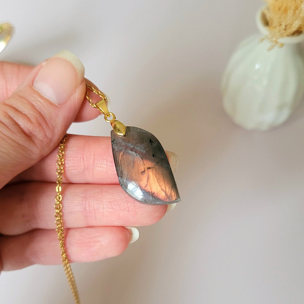 Pendentif en labradorite orange rose 3 cm bélière dorée