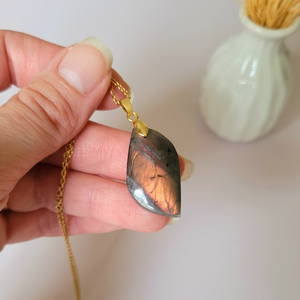 Pendentif en labradorite orange rose 3 cm bélière dorée