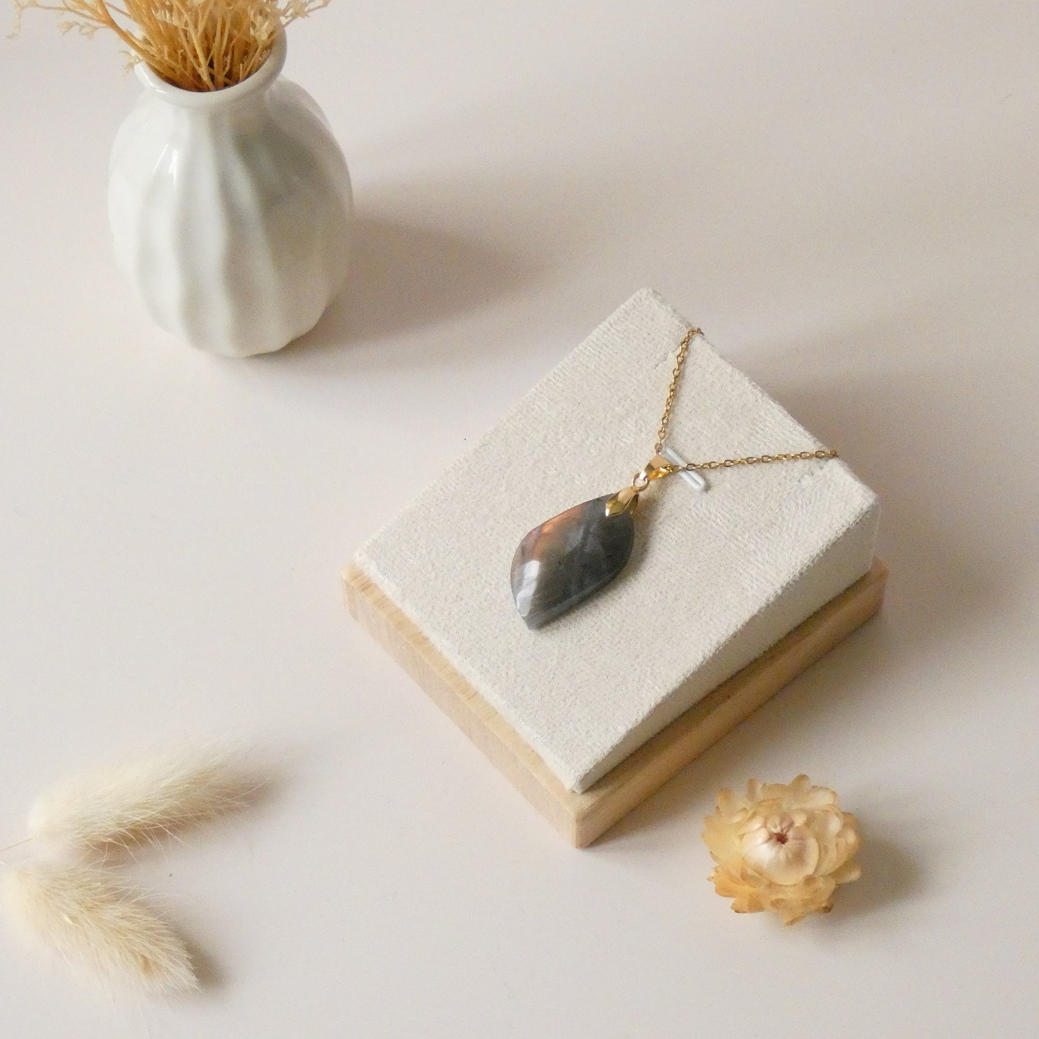 Pendentif en labradorite orange rose 3 cm bélière dorée