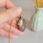 Pendentif en labradorite rose orange 3,4 cm bélière dorée