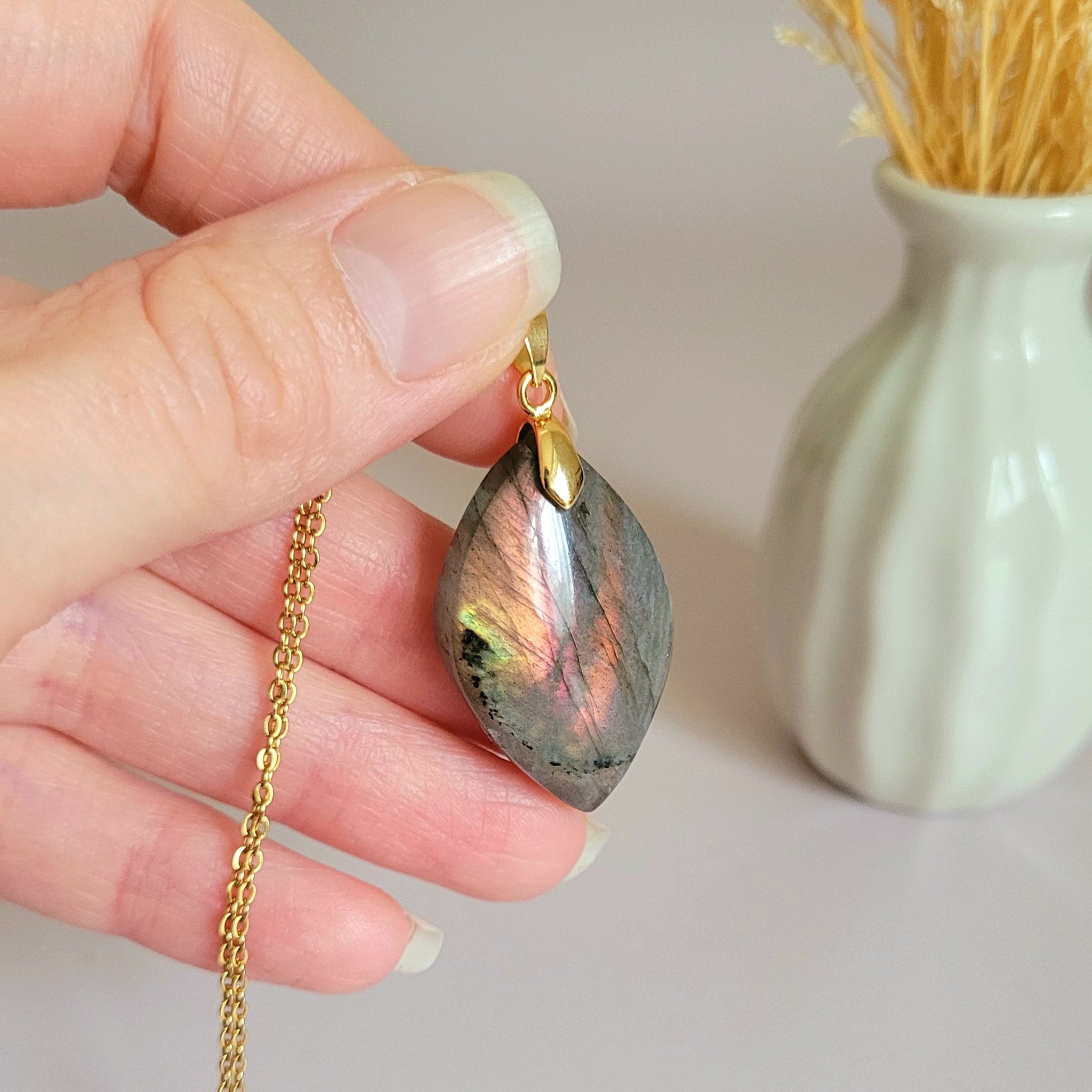 Pendentif en labradorite rose orange 3,4 cm bélière dorée