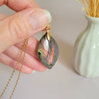 Pendentif en labradorite rose orange 3,4 cm bélière dorée
