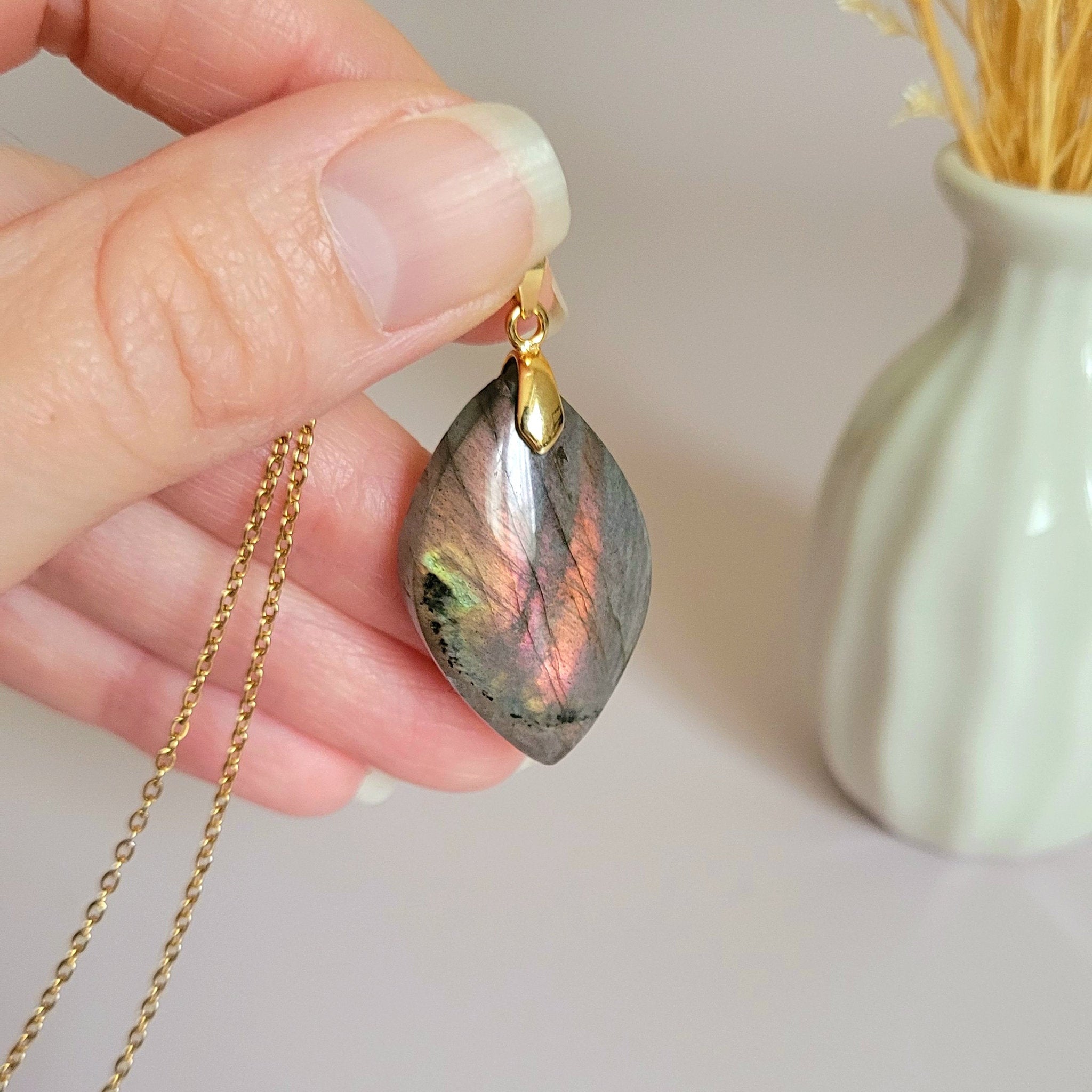 Pendentif en labradorite rose orange 3,4 cm bélière dorée