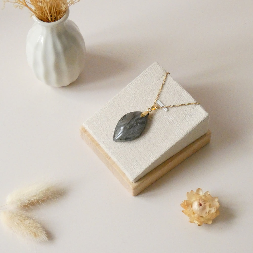 Pendentif en labradorite rose orange 3,4 cm bélière dorée