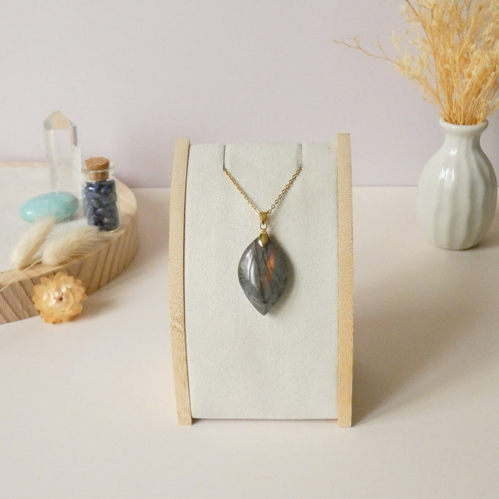 Pendentif en labradorite rose orange 3,4 cm bélière dorée