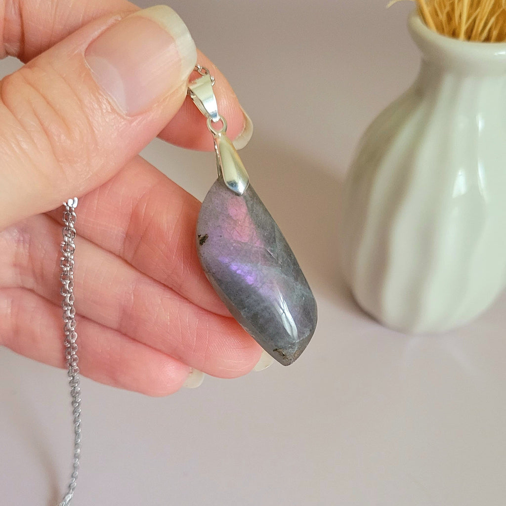 Pendentif en labradorite 3,4 cm bélière argentée