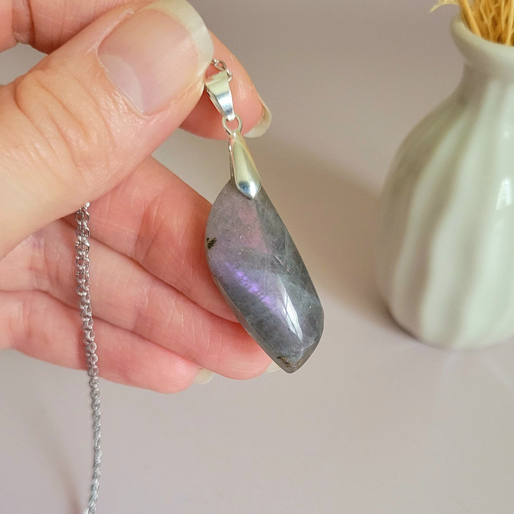 Pendentif en labradorite 3,4 cm bélière argentée