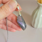 Pendentif en labradorite 3,4 cm bélière argentée