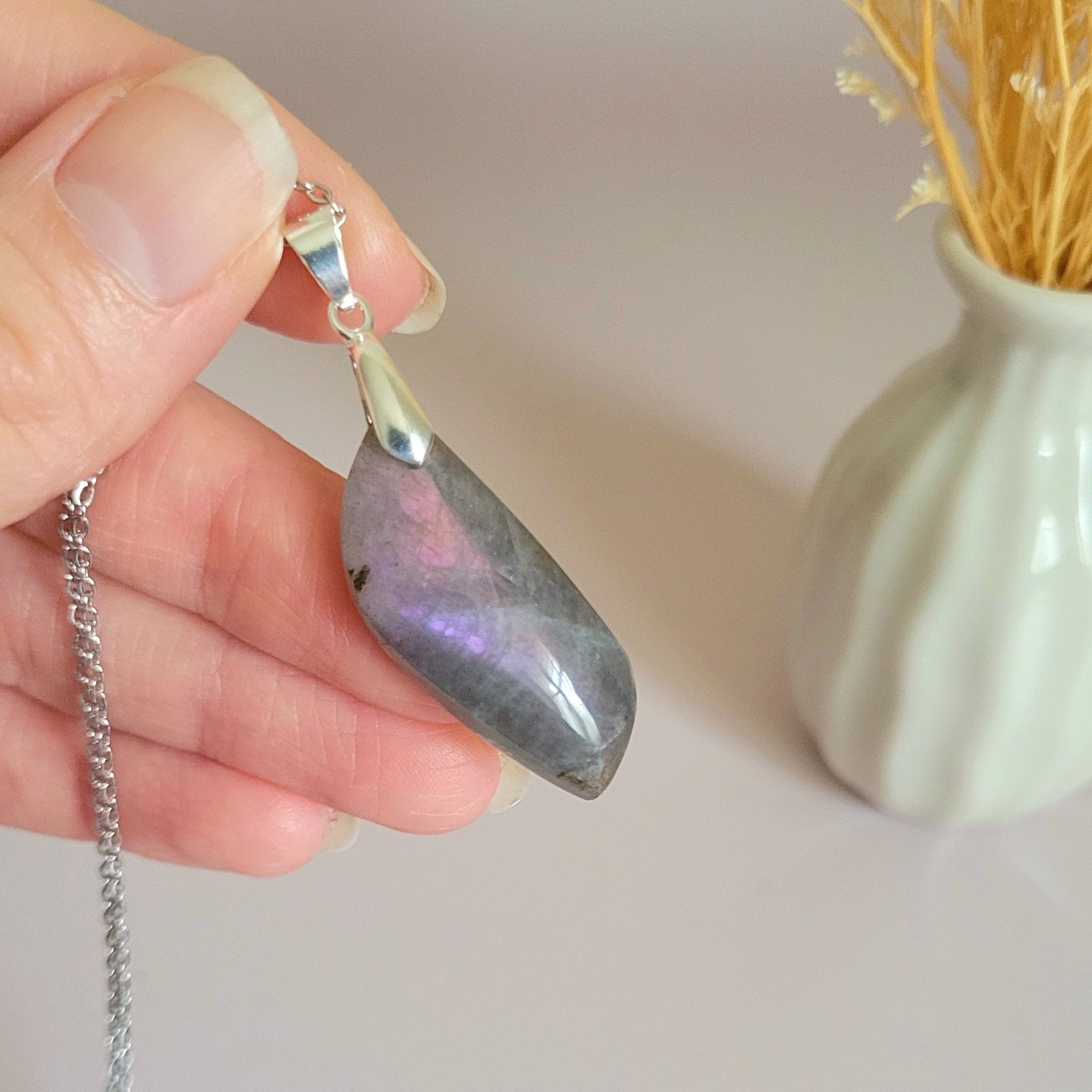 Pendentif en labradorite 3,4 cm bélière argentée