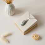 Pendentif en labradorite 3,4 cm bélière argentée