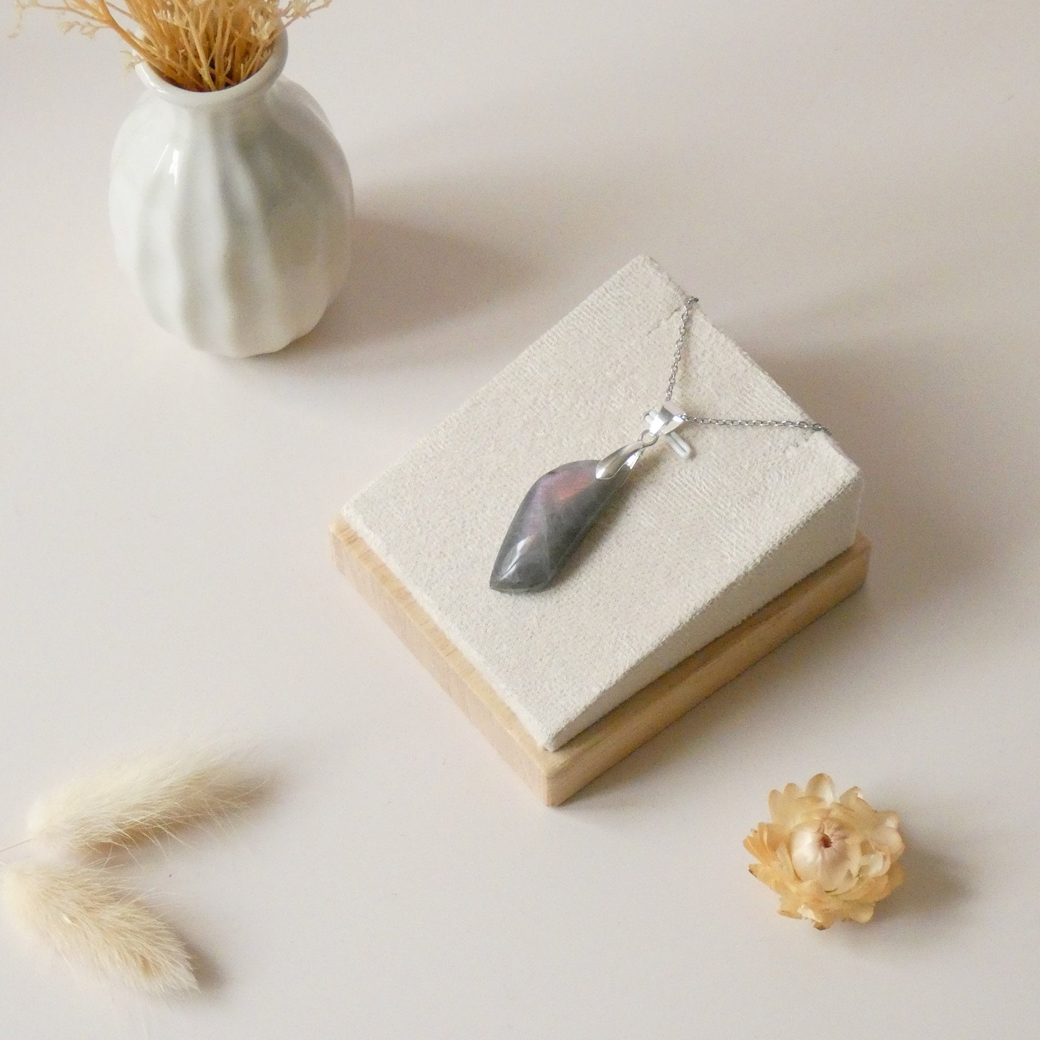 Pendentif en labradorite 3,4 cm bélière argentée