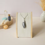 Pendentif en labradorite 3,4 cm bélière argentée