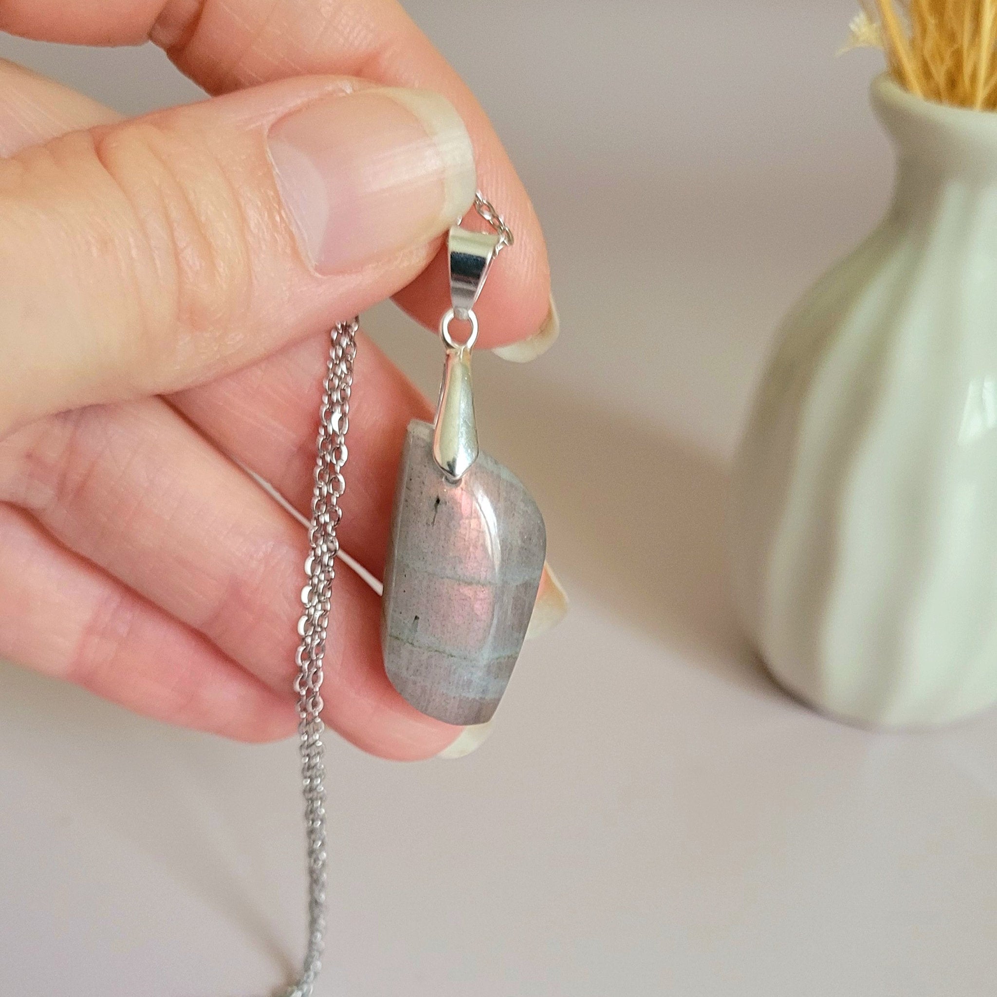 Pendentif en labradorite 2,8 cm bélière argentée