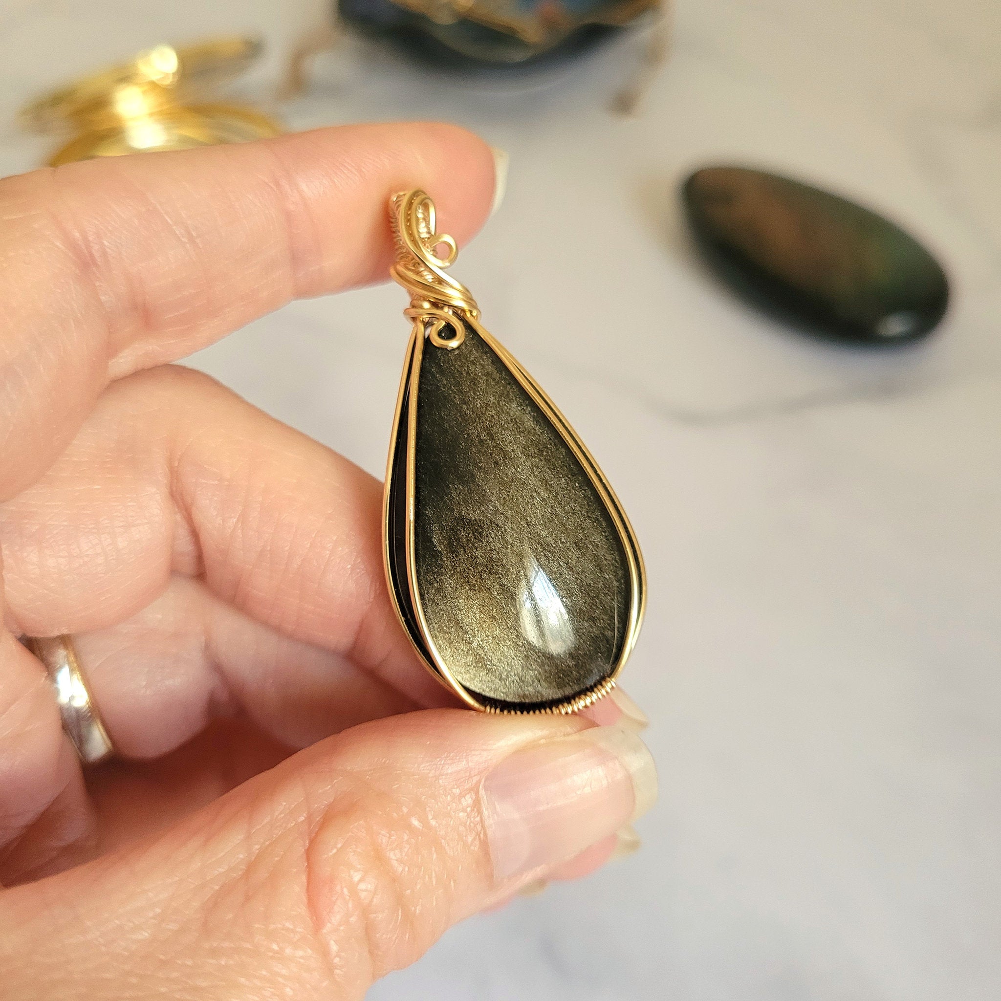 Pendentif obsidienne dorée 5,1 cm wire wrapping doré