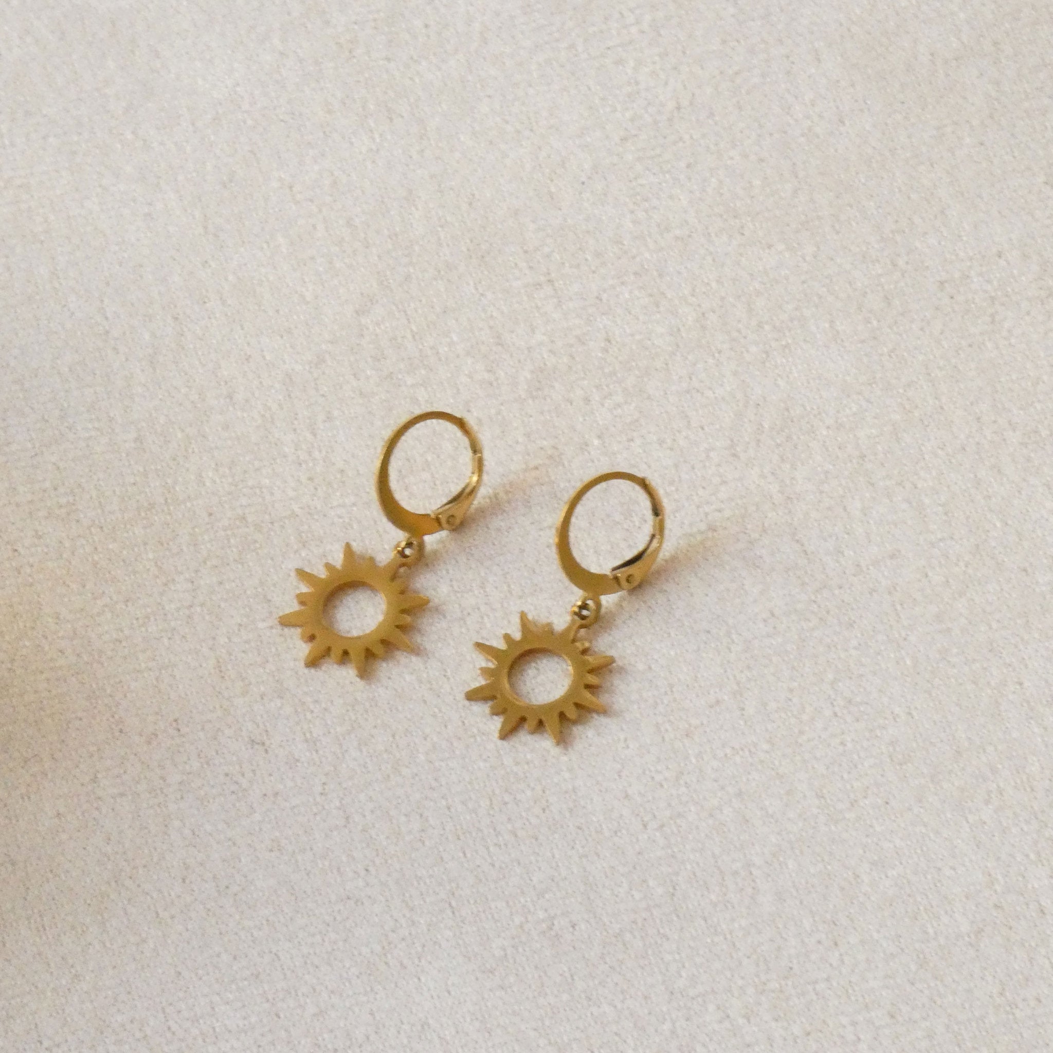Boucles d'oreilles soleil, dormeuses, doré ou argenté au choix