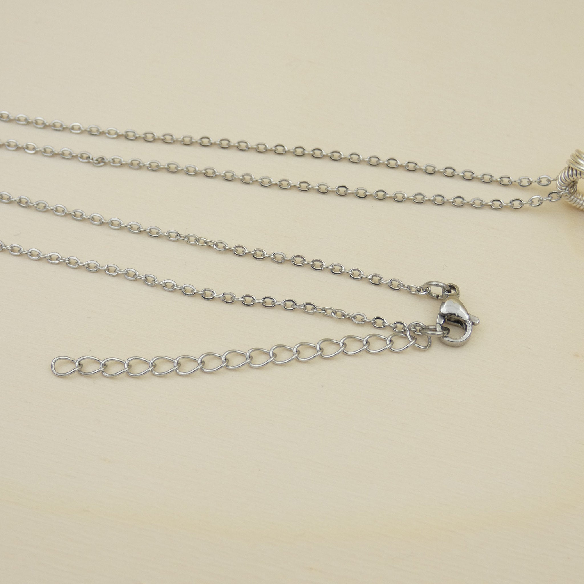 Pendentif en péristérite bleue 4 cm bijou artisanal