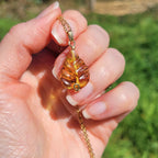 Pendentif feuille en ambre – 2,7 cm – Wire wrapping doré