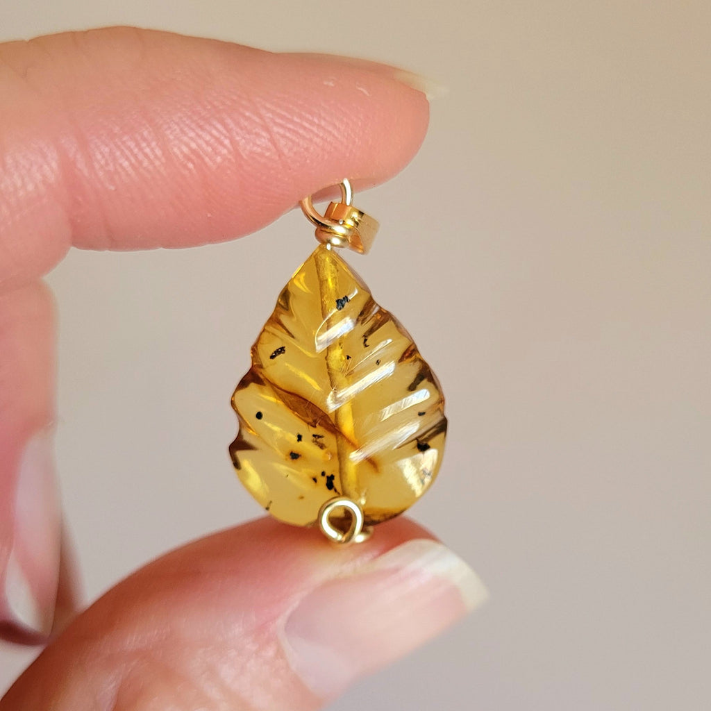 Pendentif feuille en ambre – 2,7 cm – Wire wrapping doré