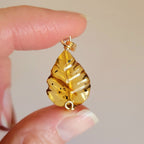 Pendentif feuille en ambre – 2,7 cm – Wire wrapping doré
