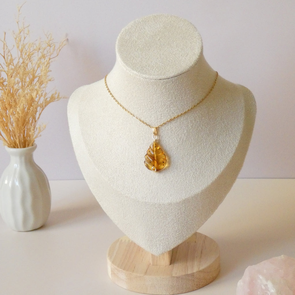Pendentif feuille en ambre – 2,7 cm – Wire wrapping doré
