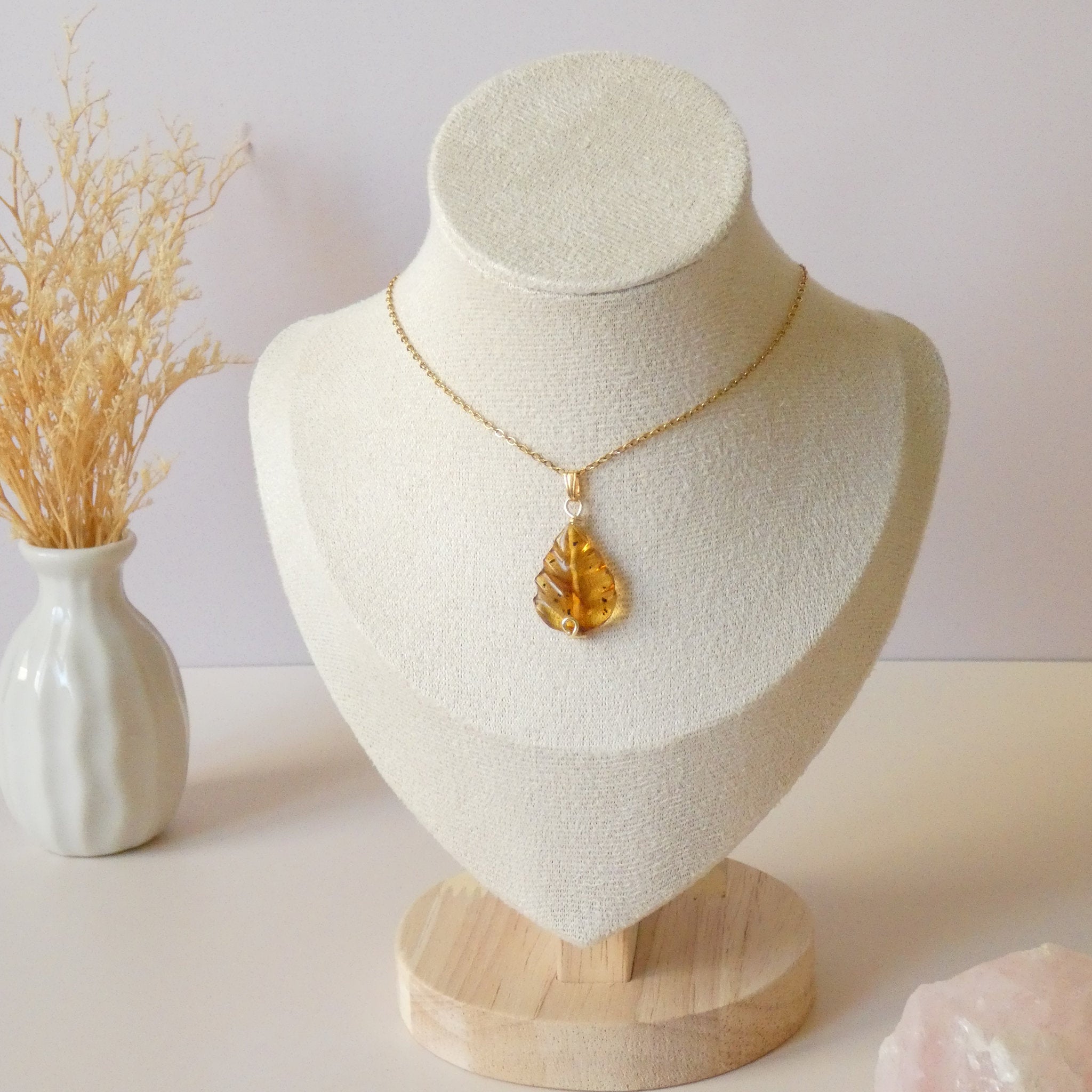 Pendentif feuille en ambre – 2,7 cm – Wire wrapping doré