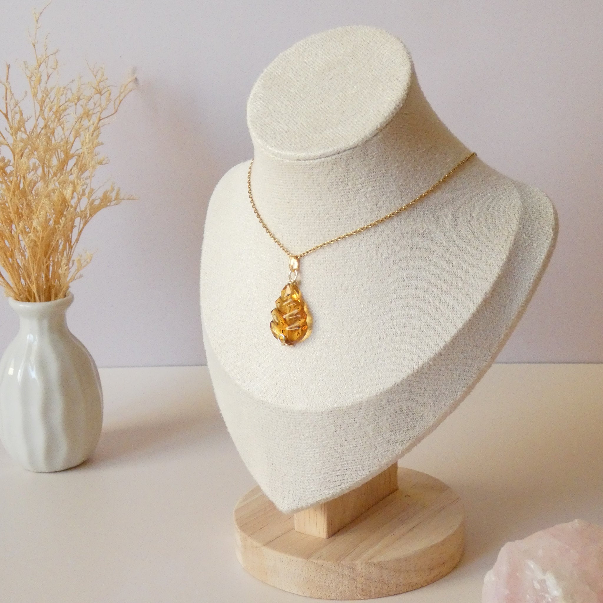 Pendentif feuille en ambre – 2,7 cm – Wire wrapping doré
