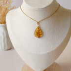Pendentif feuille en ambre – 2,7 cm – Wire wrapping doré