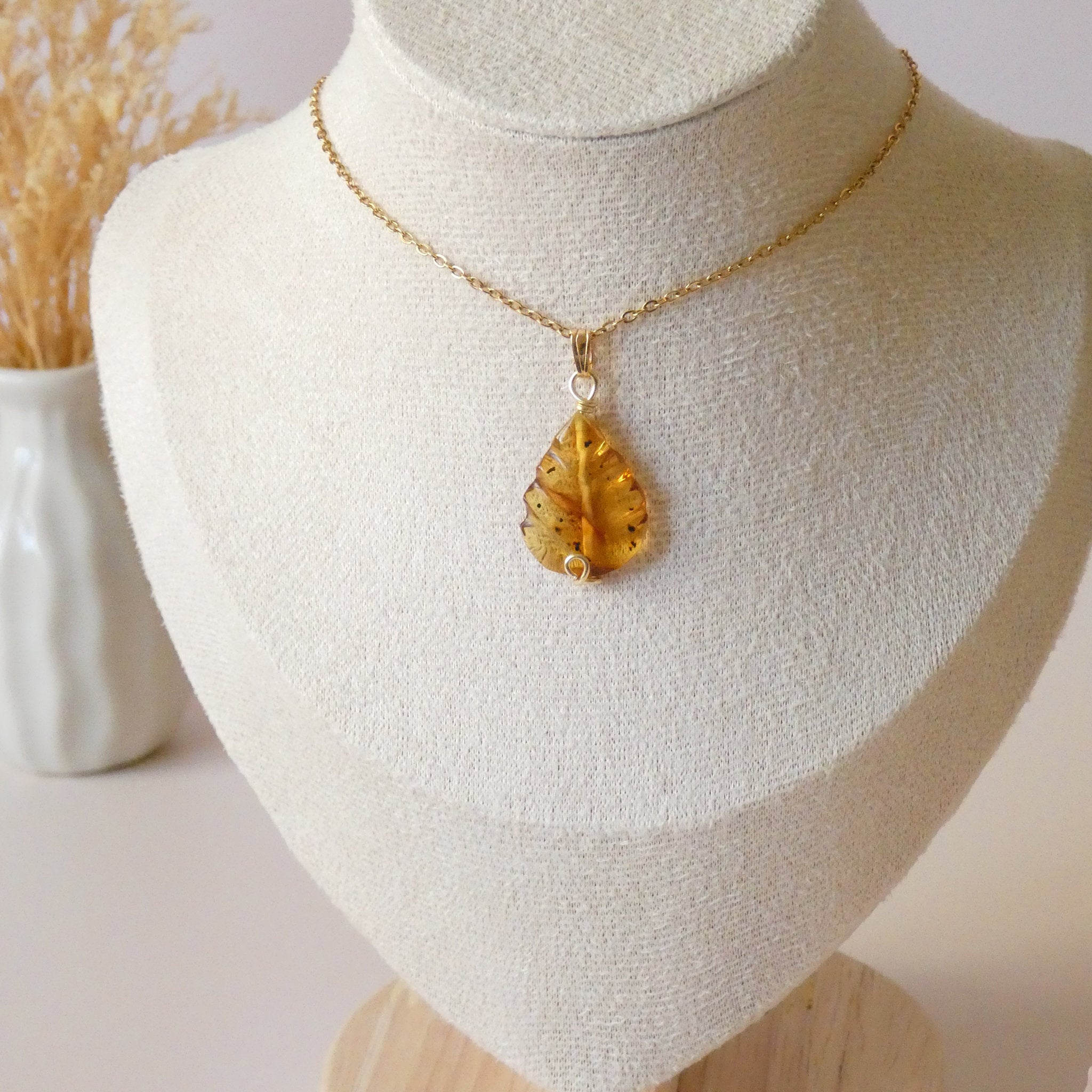 Pendentif feuille en ambre – 2,7 cm – Wire wrapping doré
