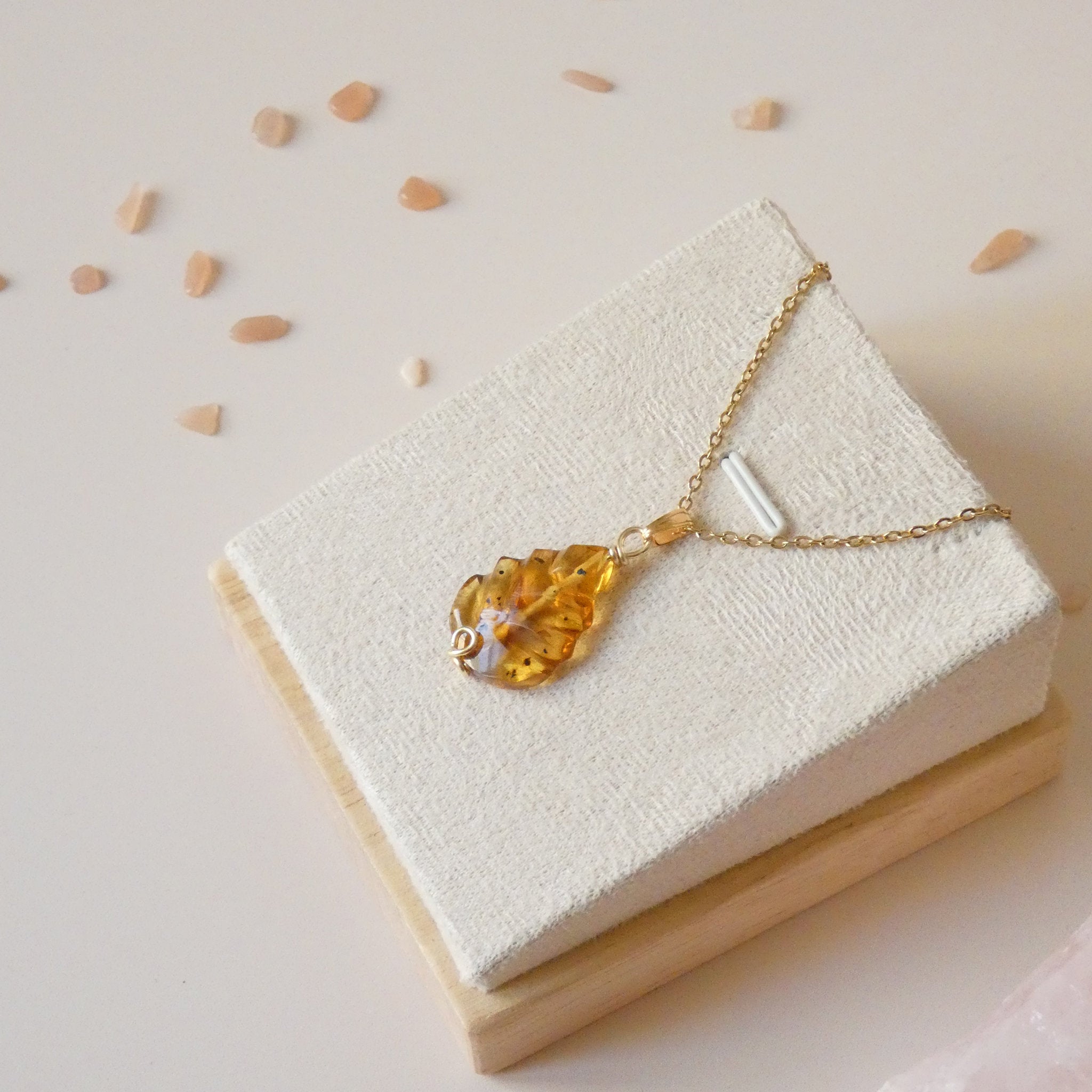 Pendentif feuille en ambre – 2,7 cm – Wire wrapping doré